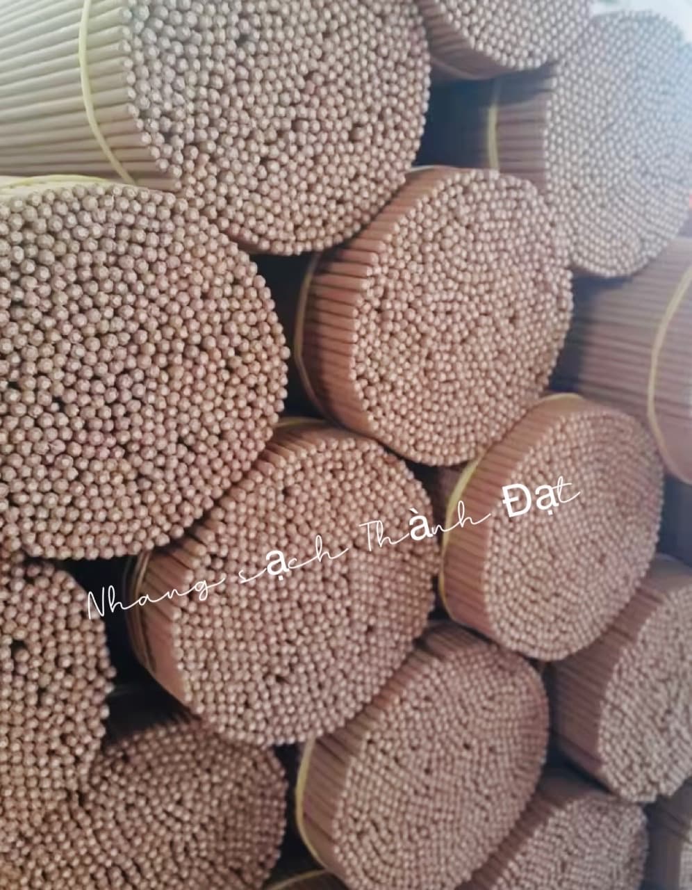 Nhang Quế 331 cây, mùi thơm dịu nhẹ, ít tàn ít khói, không hóa chất độc hại.